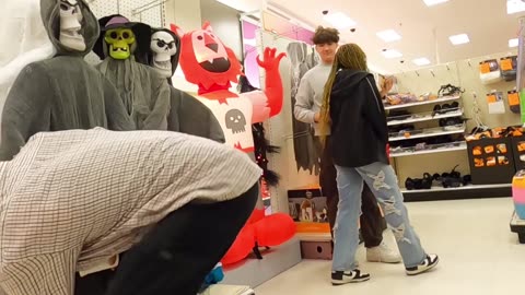 FARTING PEOPLE AWAY!!! ��_♂️��_♀️�� (Funny Wet Fart Prank)