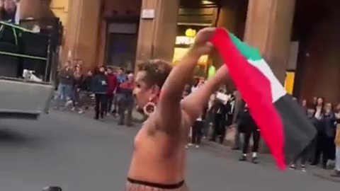 In Italy at the national LGBT rally they support Palestine.