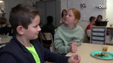 Ponen a niños a comer gusanos de harina como sustituto de la carne