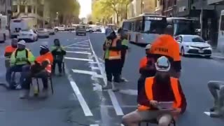 Aussie Workers Protest Mandates By Eating Lunch On Road After Being Denied Indoor Seating