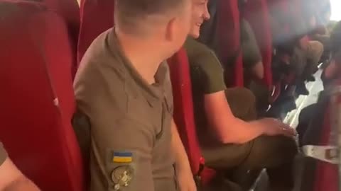 Ukrajinští vojáci jedou na frontu - zatím v dobré náladě