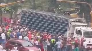 Video: Mujer quedó atrapada bajo un camión en Piedecuesta