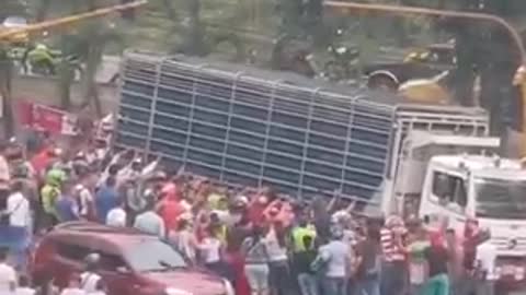 Video: Mujer quedó atrapada bajo un camión en Piedecuesta