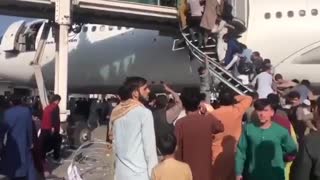 Los videos que muestran a miles de personas intentado huir de Afganistán