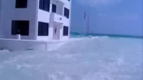 Tsunami hitting Maldives kandholhudhoo in 2004