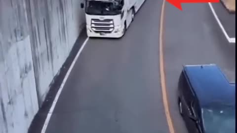 The strange movement of this truck driver shocked the world!