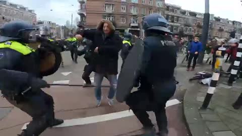 Politiet slår på demonstranter med knippel i Amsterdam
