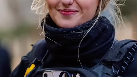 Arrest me please😍 Beautiful Policewoman #streetphotography