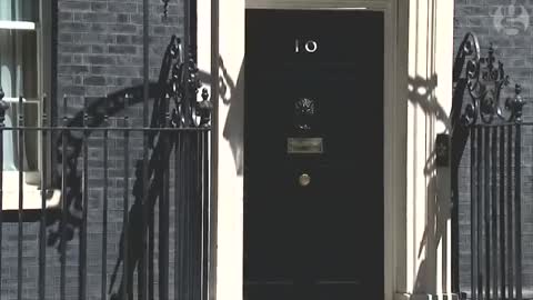 John Kerry walks into door at No 10 Downing Street - video