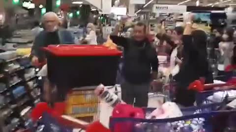🔴[FRANCJA] Ludzie wchodzą do supermarketu, napełniają swoje wózki, wyrzucają je przy kasach!