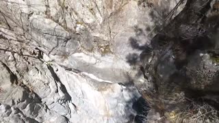 Cómo volar un drone contra una cascada