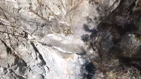 Cómo volar un drone contra una cascada