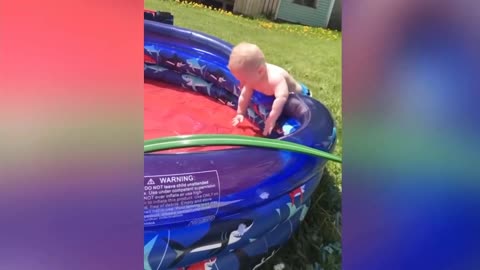Baby playing in pool - Funny video