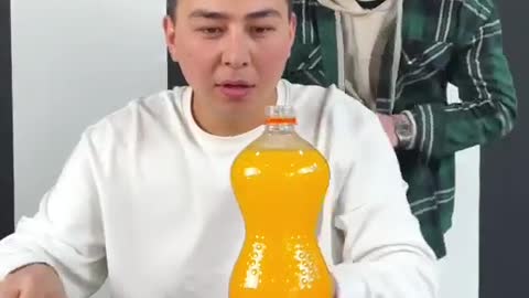 See How They Change the Color of This Cold Drink