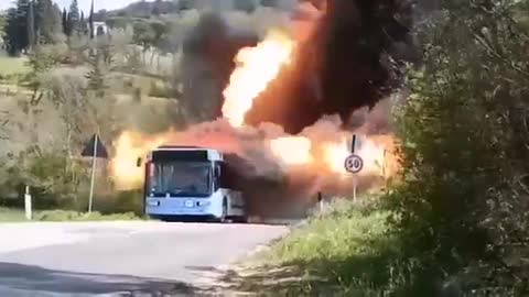 Une batterie au lithium-ion prend feu dans un bus