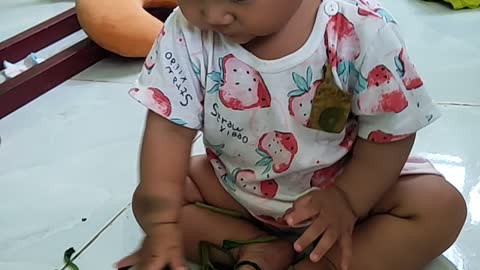 Baby learns to eat green vegetables