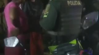 madre reprende con golpes a hijos que presuntamente hurtaban local comercial