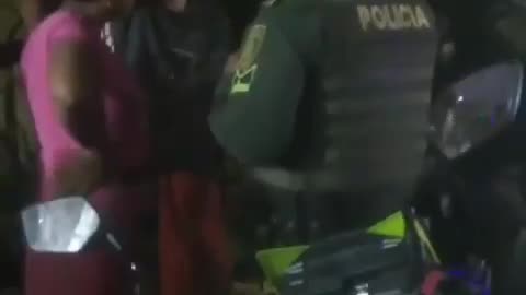 madre reprende con golpes a hijos que presuntamente hurtaban local comercial