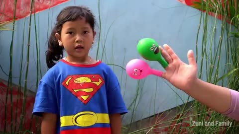 Keysha Bermain Mengisi Air Dalam Balon Daddy Finger Nursery Rhymes _ Learn Colors With Balloons