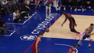 NBA - Tyrese Maxey lobs it to KJ Martin for the alley-oop jam! Sixers-Heat