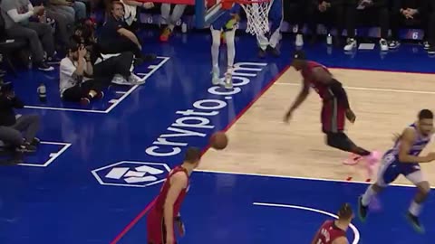 NBA - Tyrese Maxey lobs it to KJ Martin for the alley-oop jam! Sixers-Heat