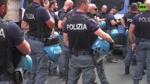 Italian taxi drivers block the streets of Rome