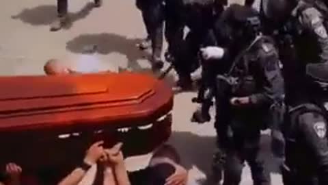 Manganellano il corteo funebre della giornalista di AlJazira uccisa da in cecchino israeliano..
