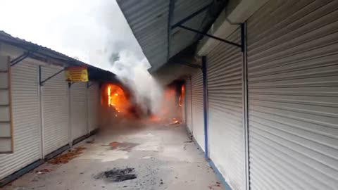 Russischer Abschaum hat heute den zentralen Teil von Avdiivka schwer beschossen. Der Markt brennt.