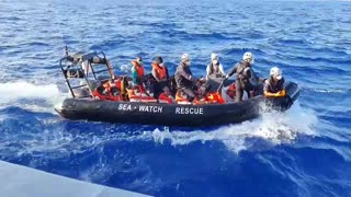 Más de 300 inmigrantes rescatados esperan a bordo del Sea Watch 4 un puerto