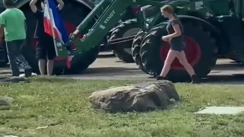 Quebec farmers with Canadian and Dutch flags (July 23, 2022)