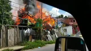 Video: Bomberos luchan por controlar fuerte incendio en el norte de Bucaramanga
