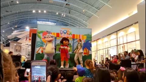 Dora and Boots in real. Kids are having lots of Fun!!!😍😍😍