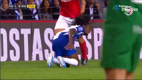 Entrada dura de Fábio Cardoso lesionou Romário Baró e o médio do FC Porto saiu a chorar