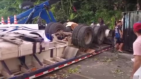 Tractocamión se volcó en la vía a la costa