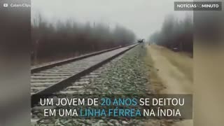 Homem deita nos trilhos e espera trem passar