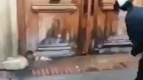 Moment when they set fire to the door of the Kopp mansion, the temple of Freemasonry in Colombia