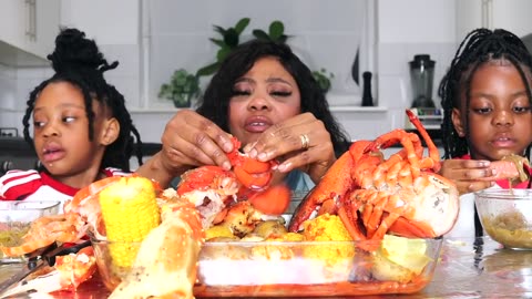 MORE KIDS AFTER 8 😱 GIANT KING CRAB & SHRIMP SEAFOOD BOIL MUKBANG Eating Show The queens family