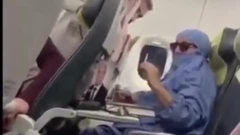 Lady attempt to smoke in plane got caught !!