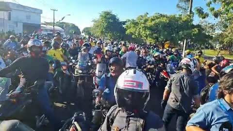 Bolsonaro participa de motociata em Imperatriz