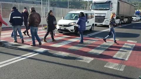 Protesta ad ancona, avanti e indietro sulle strisce pedonali, bloccano traffico in modo legale