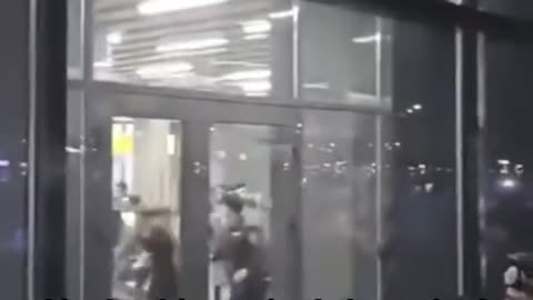 Muzułmanie atakują lotnisko w Rosji szukając Żydów uciekających z Izraela 🤔 Jeśli to praw