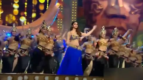 Ileana d'cruz live dance performance on Bollywood Song