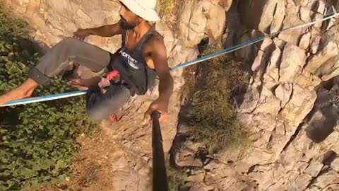 Guy Trains To Set New Free Solo Record While Freestyle Highlining