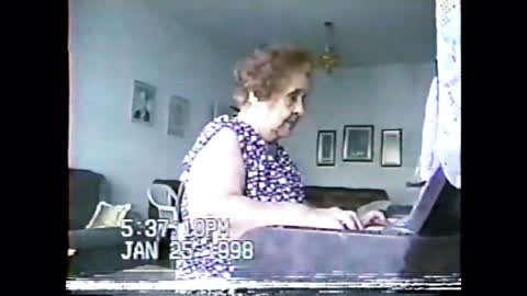 1998 - Vó Cininha tocando piano em 25 de janeiro, Caratinga - Minas Gerais
