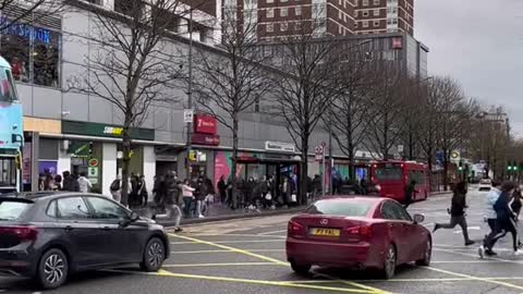 Witness Recounts Mob of Kids Allegedly Robbing London Store