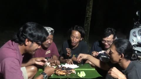 BERPETUALANG DAN BAKAR AYAM DI GUBUG EXBEN PADA MALAM HARI BERSAMA KAWAN