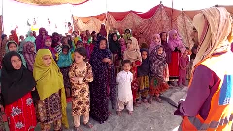 NGO sets up school at Pakistan flood relief camp