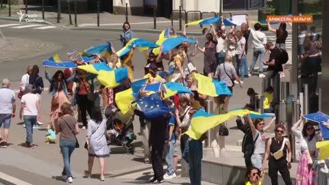 Ukrainians hold rally in Brussels to support Ukraine's EU candidate status (with English Subtitle)