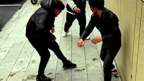 actual street fighting, please do not imitate dangerous moves.