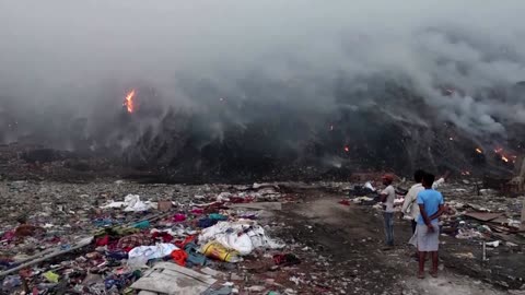 Smoke billows over massive Delhi landfill fire
